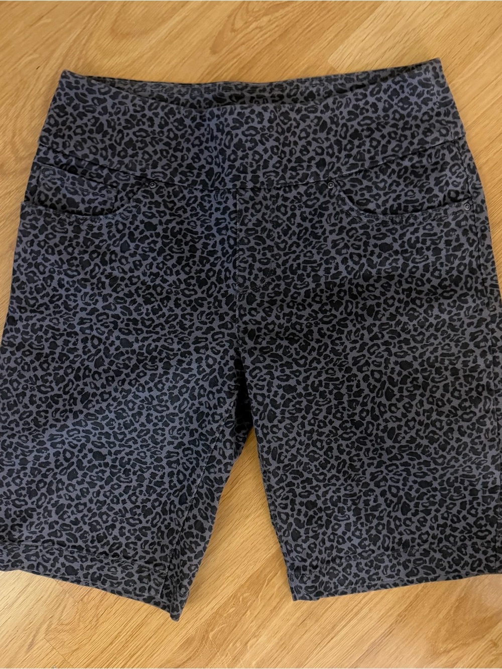 Lee Women's Charcoal Leopard Print Bermudas Size 6